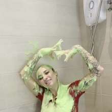 TheGungeZone: Beth's Messy Football Gunging