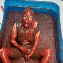bsmessybakery: Bri's Chocolate Gunge Pool Masturbation