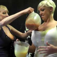 RevSlymsford: Scarlet and Messy Jessie : National Cleavage Day