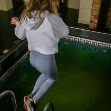 wet.look.me: Wetlook girl in Leggings gets wet in sport outfit | Wetlook.biz