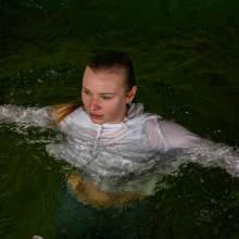 wet.look.me: Wetlook girl in Leggings gets wet in sport outfit | Wetlook.biz