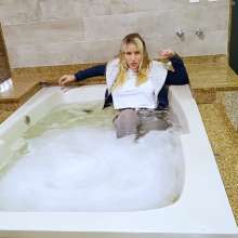 wet.look.me: Wetlook girl in Leggings gets wet in bath | Wetlook.biz
