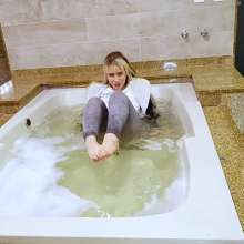 wet.look.me: Wetlook girl in Leggings gets wet in bath | Wetlook.biz