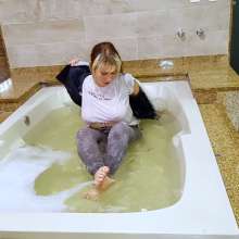 wet.look.me: Wetlook girl in Leggings gets wet in bath | Wetlook.biz