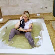 wet.look.me: Wetlook girl in Leggings gets wet in bath | Wetlook.biz