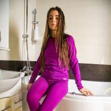 wet.look.me: Wetlook girl in leggings Relaxing in Shower | Wetlook.biz