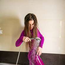 wet.look.me: Wetlook girl in leggings Relaxing in Shower | Wetlook.biz