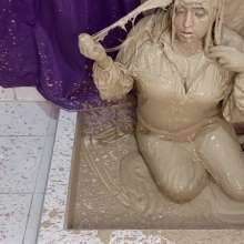 Hikari-Studio-Wam: A Mud Bath with White Clothes