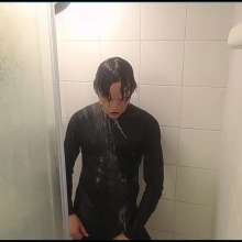 WETColours: Ross Shower with a Black Longsleeve T-shirt after the Gym