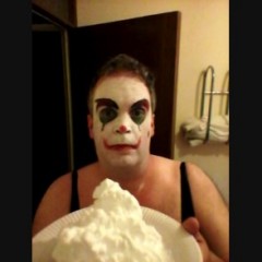 oscagneuk: male clown/pies