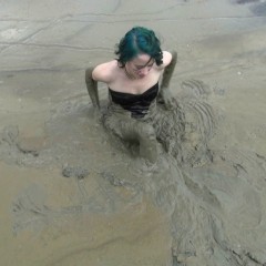 jilly: My 1st mud video of the season! Dress+Stockings=yay! :D