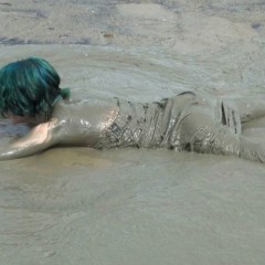 jilly: My 1st mud video of the season! Dress+Stockings=yay! :D