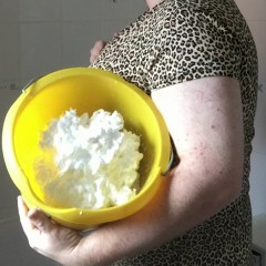 Bigpiefan1979: Messy Dressy CD has fun with a Foamy Bucket