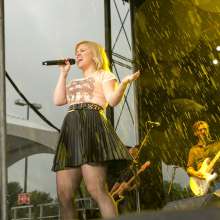 wamtec: Kelly Clarkson wet pantyhose