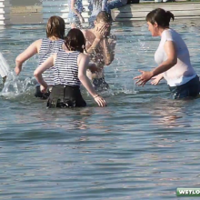 Alik: Sexy fountain girls