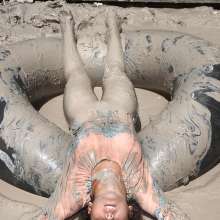 FOXY: Ambre rolls in mud