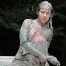 FOXY: Ambre rolls in mud