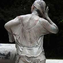 FOXY: Ambre rolls in mud