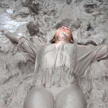 FOXY: Ambre rolls in mud
