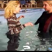 wamtec: Jeans Girls Have Fun in the Pool