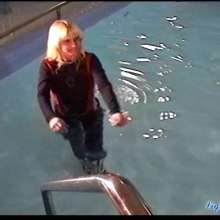 wamtec: Jeans Girls Have Fun in the Pool