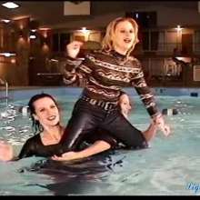 wamtec: Jeans Girls Have Fun in the Pool