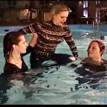 wamtec: Jeans Girls Have Fun in the Pool