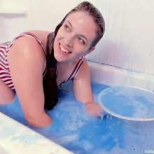 Darla DeVour: Darla Submerges and Cums in Her Very First Gunge Bath