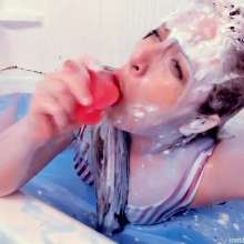 Darla DeVour: Darla Submerges and Cums in Her Very First Gunge Bath