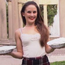 Alana SexyMessyBabes: New Babe Ruth Pied in the Park!