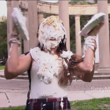 Alana SexyMessyBabes: New Babe Ruth Pied in the Park!