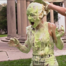 Alana SexyMessyBabes: New Babe Ruth Pied in the Park!