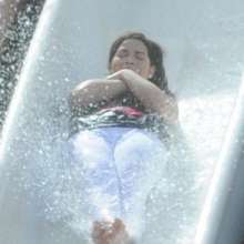 muddyfeet: America Ferrera wet white pants
