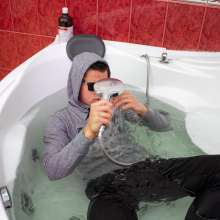 Wet Live Team: Danio Bathes in Sunglasses--in the Form of a Rapper