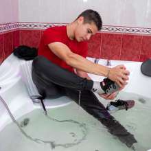 Wet Live Team: Danio's Body Shampoo and His Tracksuit!  Careful--hot