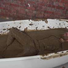 WamtasticUK: Nathan Gets Muddy in the Mineral Spa Bath