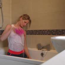 TheGungeZone: Rebecca's Wetlook Shower