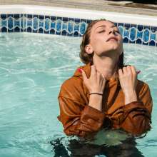 wet.look.me: Hot Wetlook Girl In Leggings get wet in Pool | Wetlook.biz
