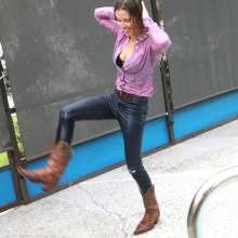 Tight and Wet Clothes: A Tight Levi's Jeans Swim in the Rain