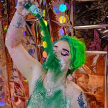 messyhot: Olive Makes a Carrie Prom Themed Cake Mess