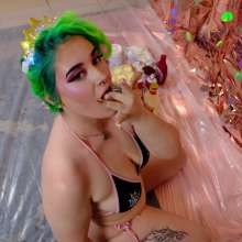 messyhot: Olive Makes a Carrie Prom Themed Cake Mess