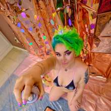 messyhot: Olive Makes a Carrie Prom Themed Cake Mess