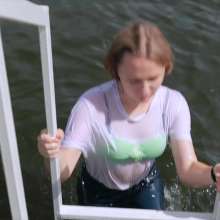 Wet Live Team: She Can't Swim, but She Still Swam in Her Clothes!