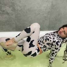 WetPlace: Sweety Vikky Bathing In Leggings