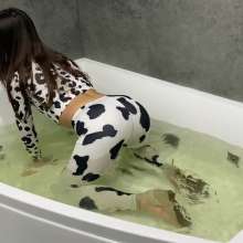 WetPlace: Sweety Vikky Bathing In Leggings