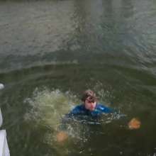 Wet Live Team: The Guy Did a Great Dive under Water Fully-clothed!