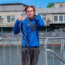 Wet Live Team: The Guy Did a Great Dive under Water Fully-clothed!