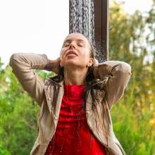 wet.look.me: Wetlook girl in leather jacket and tights gets wet | Wetlook.biz