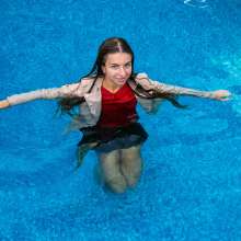 wet.look.me: Wetlook girl in leather jacket and tights gets wet | Wetlook.biz