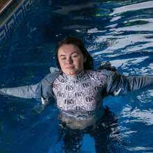 wet.look.me: Wetlook girl in jeans swim in the pool | Wetlook.biz